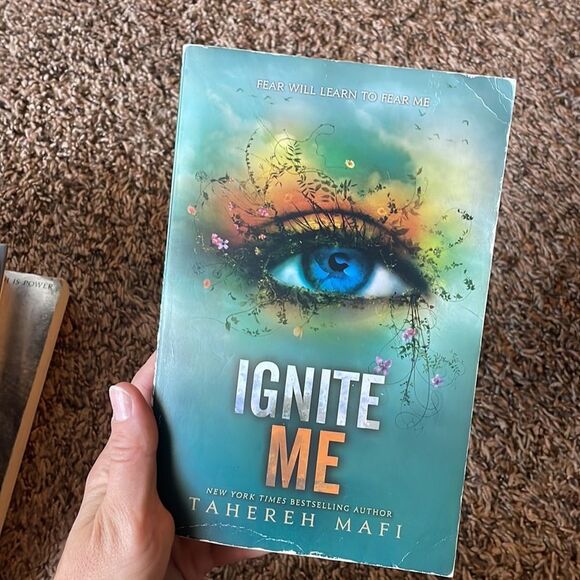 Shatter me Series books 1-6 by Tahereh Mafi - Picture 5 of 7
